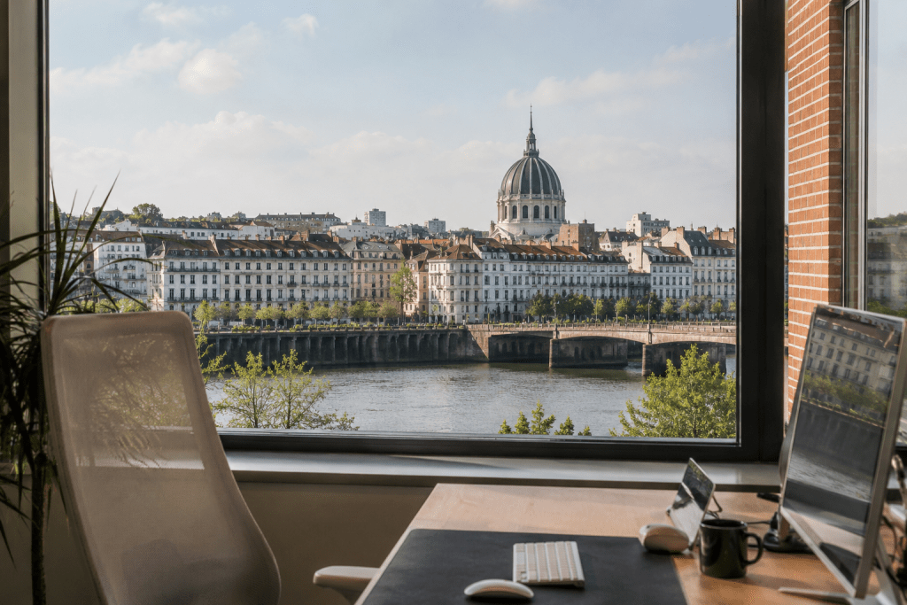bureau fenetre vue sur la loire a nantes
