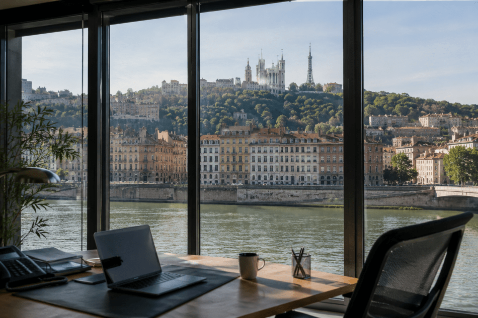 bureau ordinateur fenetre vue sur la saone a lyon